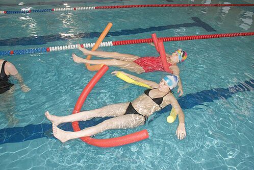 For back pain caused by osteochondrosis of the chest, it is necessary to visit the pool